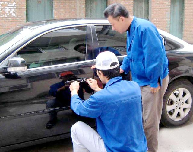 石河子汽车钥匙丢在车里面怎么办?